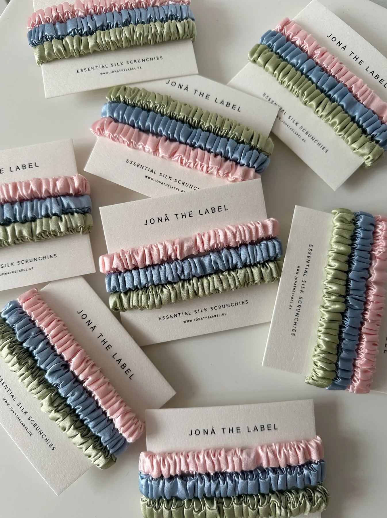 Silk Scrunchies (3er-Pack) von JONÅ THE LABEL